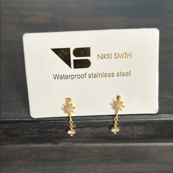 Jewelry - Gold Minimalist Leaf Earrings